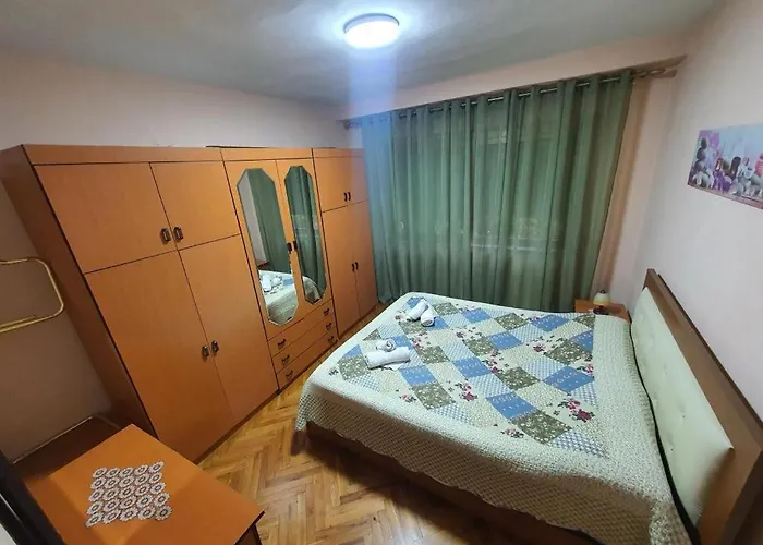 Entire Apartment, In The Center 티라나